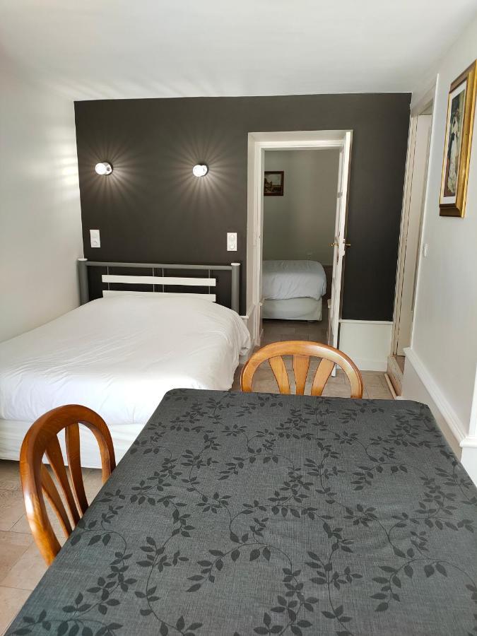 Logis Manoir De La Giraudiere Beaumont-en-Véron Екстериор снимка
