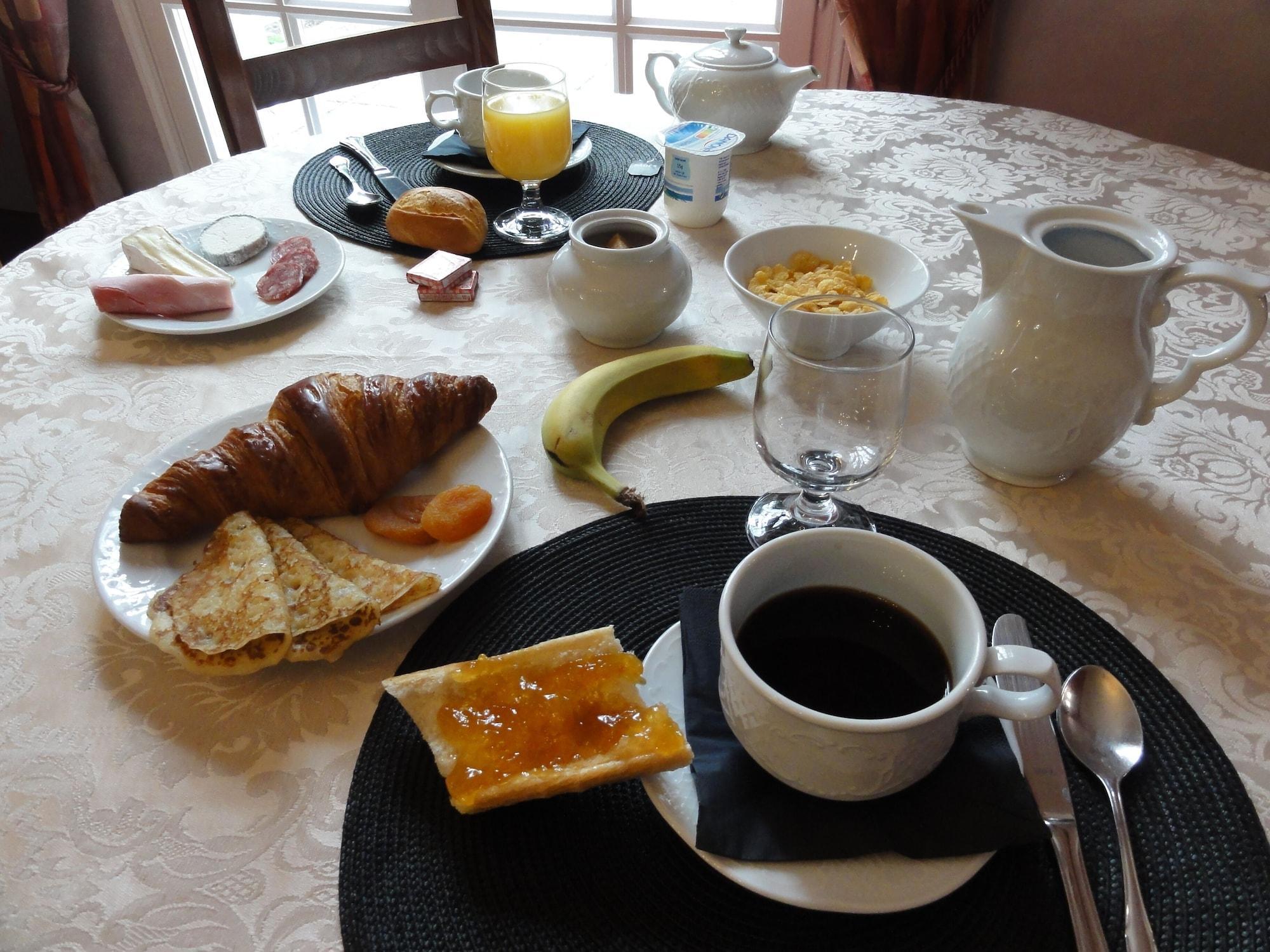 Logis Manoir De La Giraudiere Beaumont-en-Véron Екстериор снимка