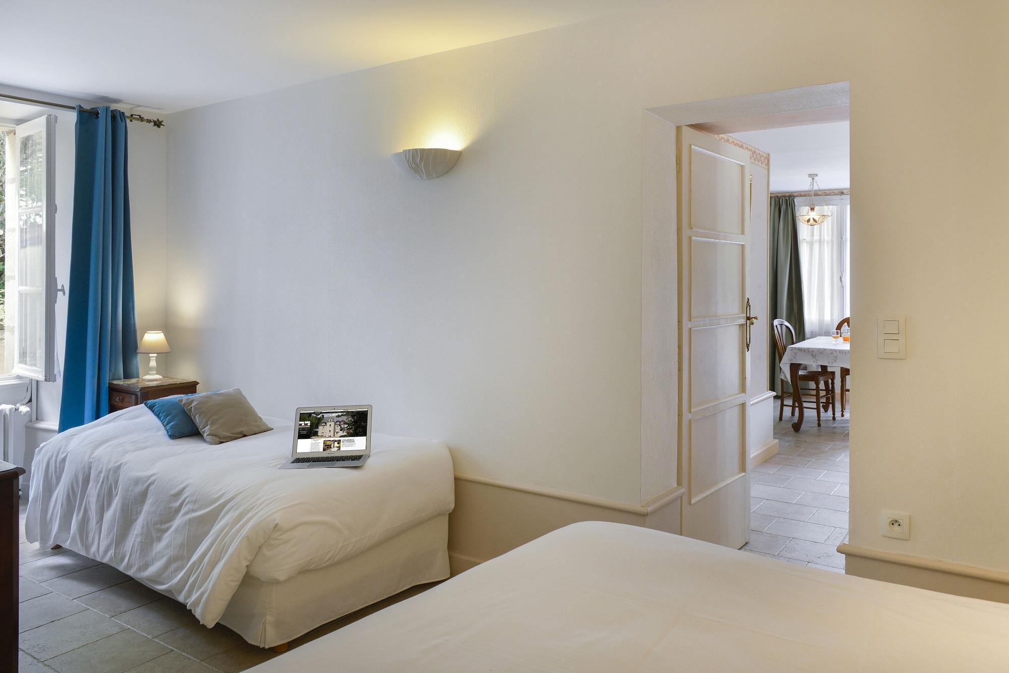 Logis Manoir De La Giraudiere Beaumont-en-Véron Екстериор снимка