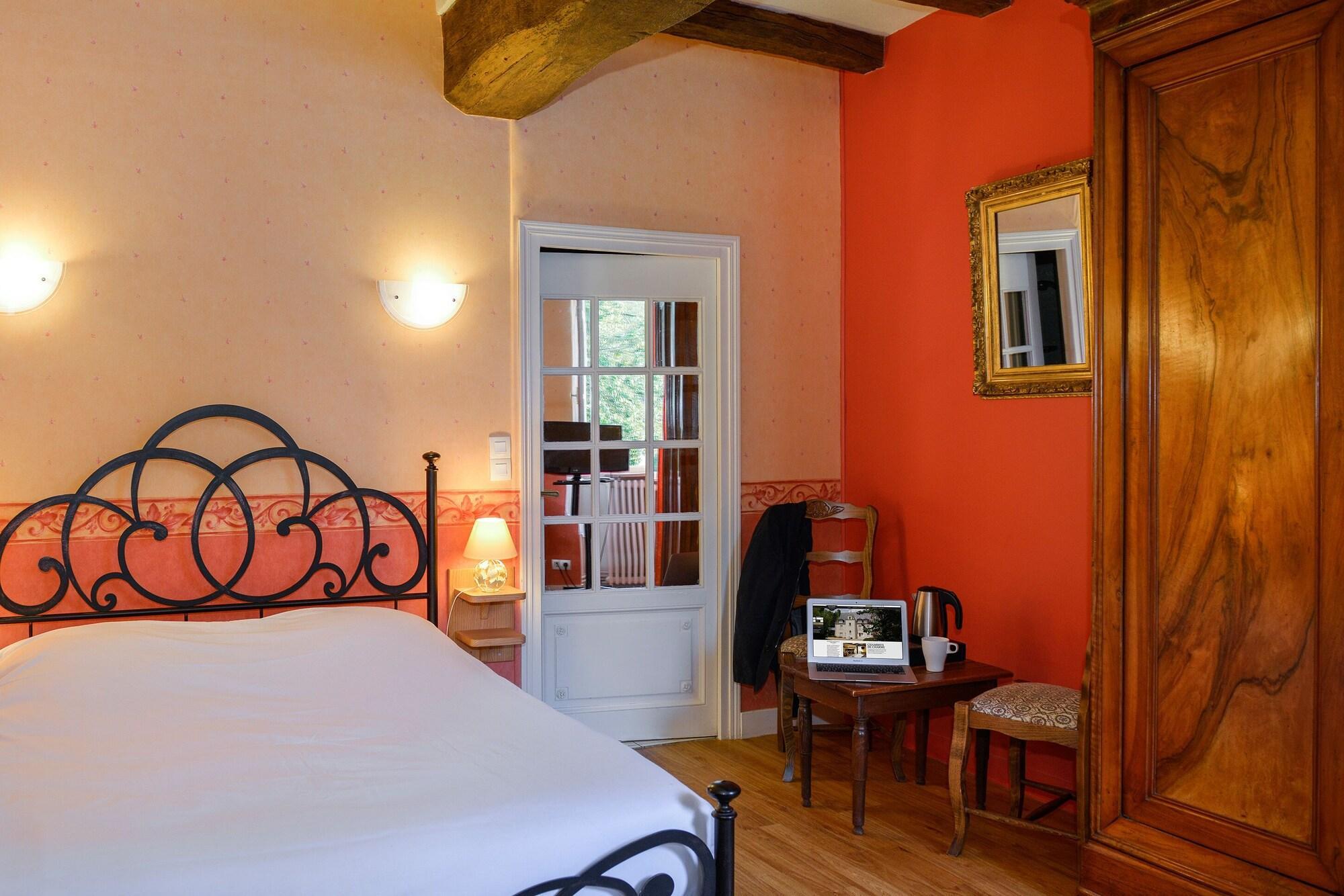 Logis Manoir De La Giraudiere Beaumont-en-Véron Екстериор снимка