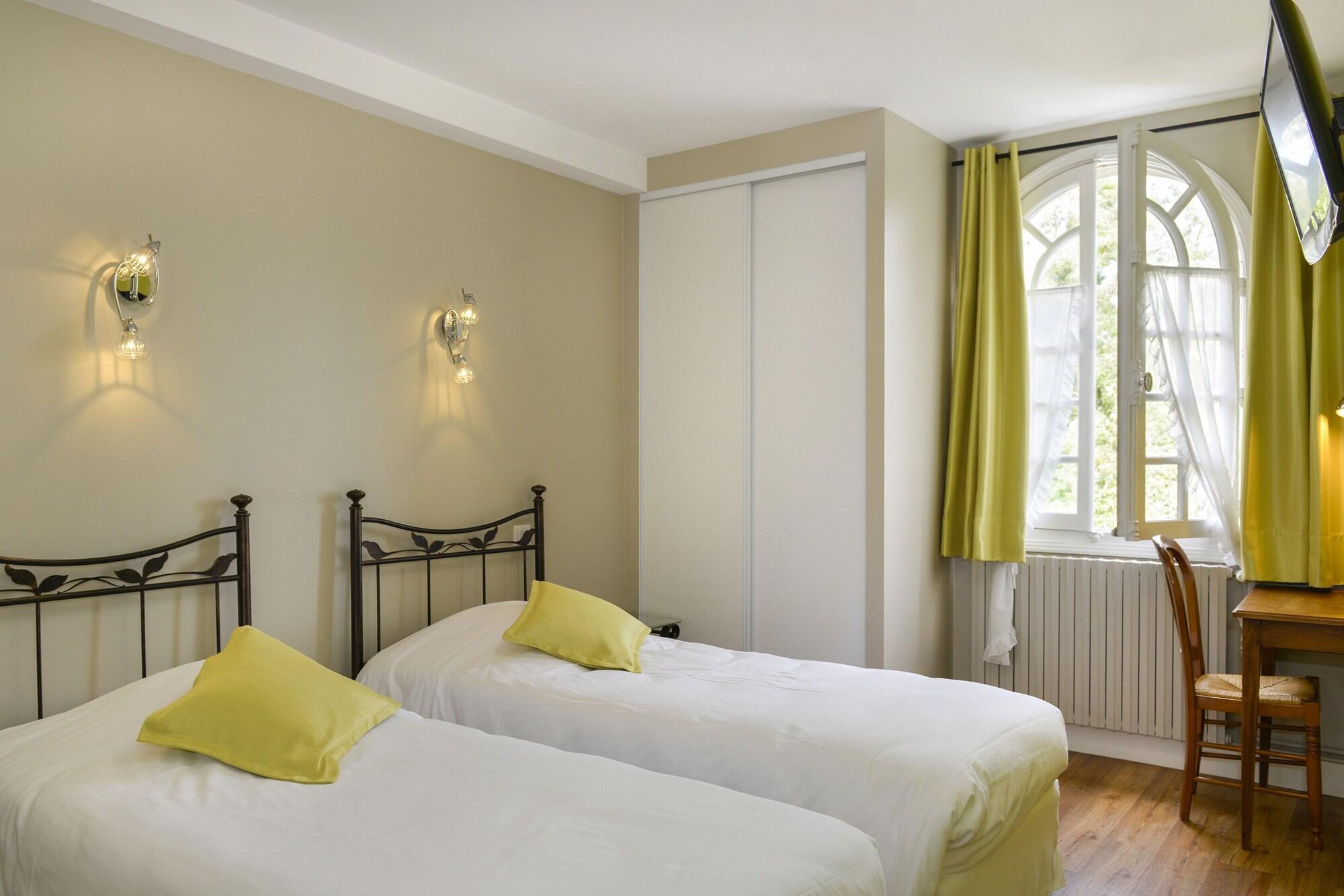Logis Manoir De La Giraudiere Beaumont-en-Véron Екстериор снимка