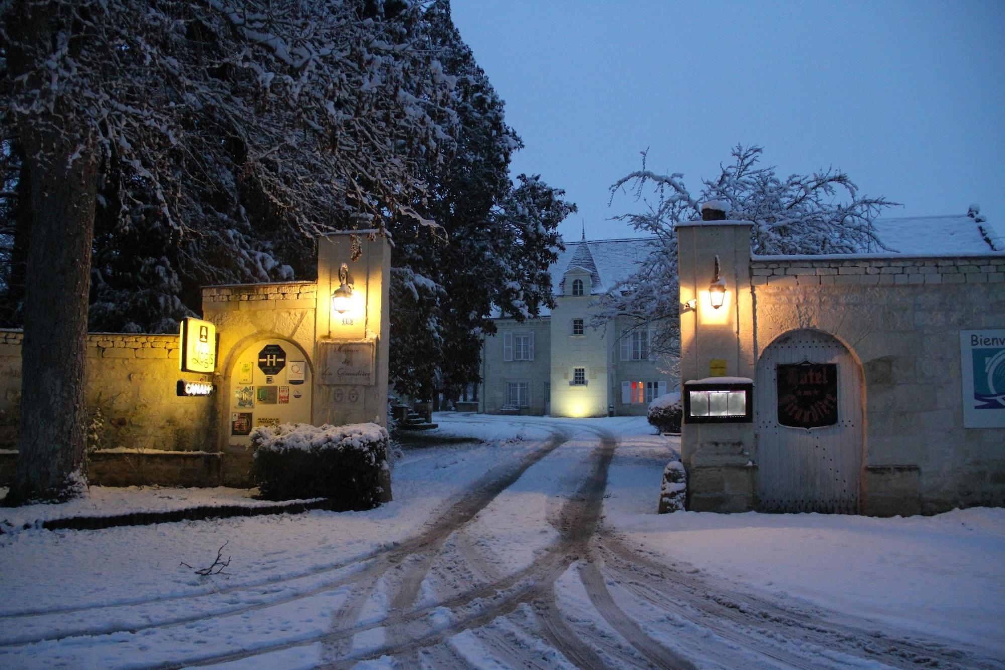Logis Manoir De La Giraudiere Beaumont-en-Véron Екстериор снимка