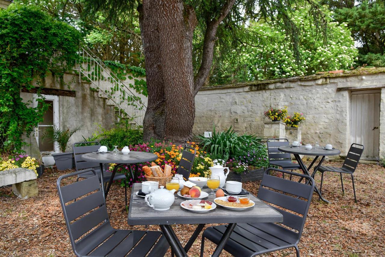 Logis Manoir De La Giraudiere Beaumont-en-Véron Екстериор снимка