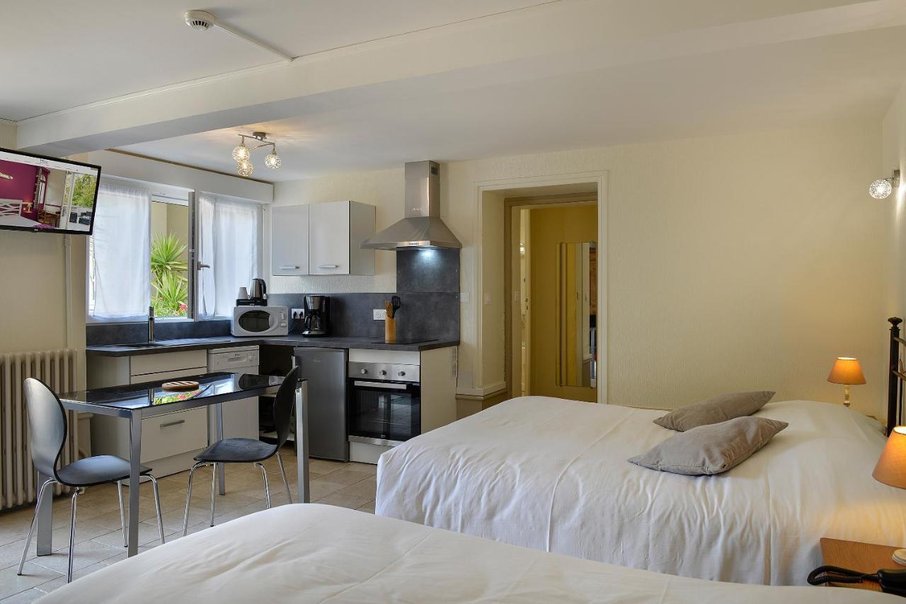 Logis Manoir De La Giraudiere Beaumont-en-Véron Екстериор снимка