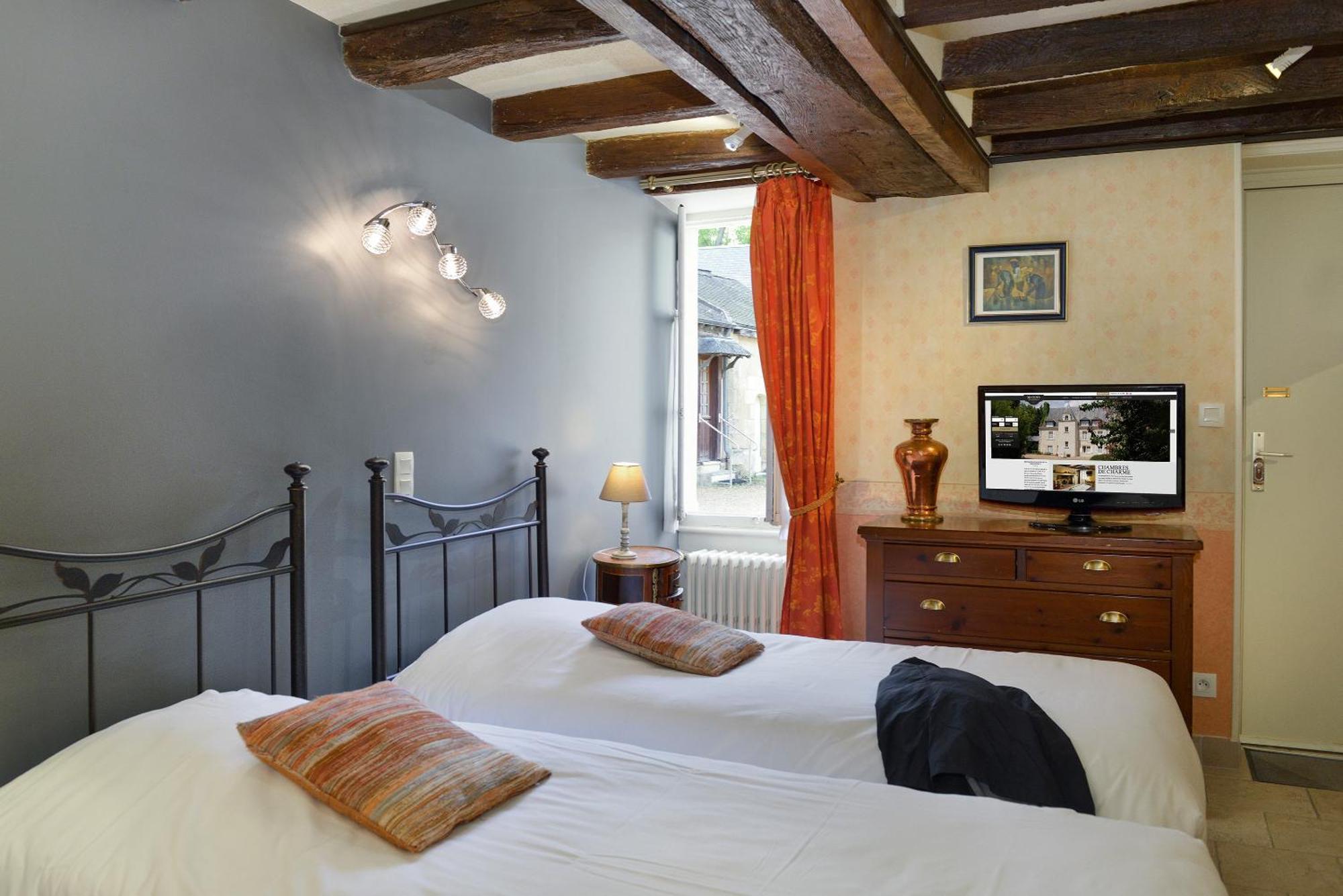Logis Manoir De La Giraudiere Beaumont-en-Véron Екстериор снимка