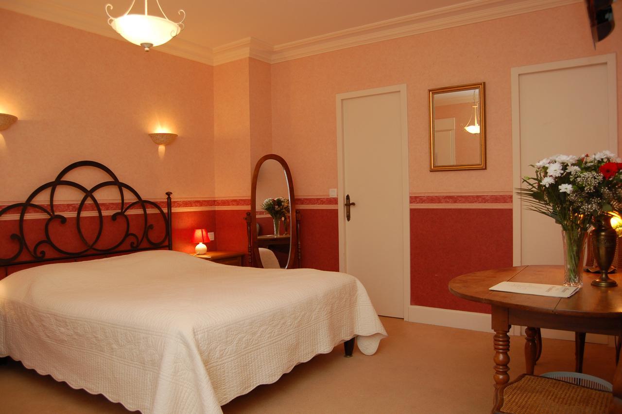 Logis Manoir De La Giraudiere Beaumont-en-Véron Екстериор снимка